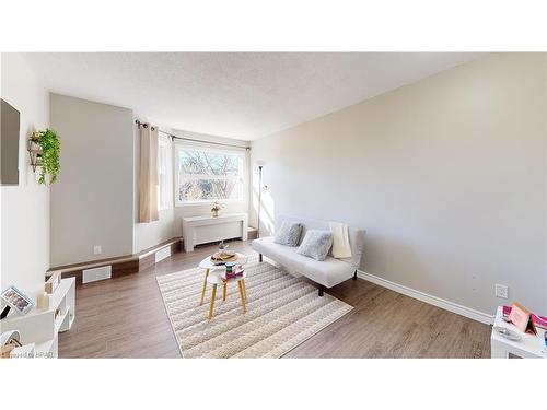 45-56 Hiawatha Road, Woodstock, ON - Indoor Photo Showing Living Room