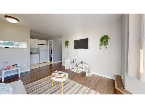 45-56 Hiawatha Road, Woodstock, ON - Indoor Photo Showing Living Room