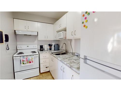 45-56 Hiawatha Road, Woodstock, ON - Indoor Photo Showing Kitchen