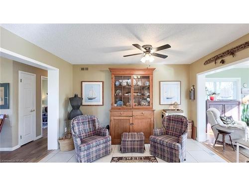 157 William Street N, Clinton, ON - Indoor Photo Showing Living Room