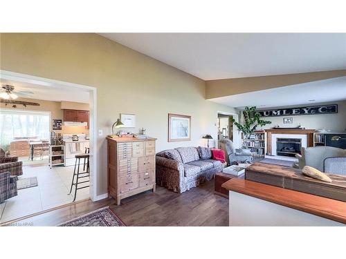 157 William Street N, Clinton, ON - Indoor Photo Showing Living Room