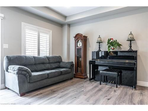 73 Robertson Drive, Stratford, ON - Indoor Photo Showing Living Room