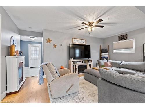 830 Elma Street W, Listowel, ON - Indoor Photo Showing Living Room