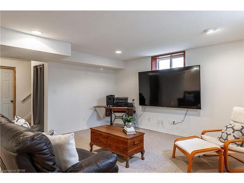 18 Abraham Drive, Stratford, ON - Indoor Photo Showing Living Room