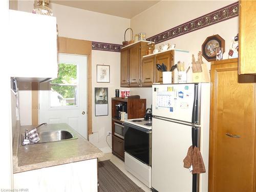 9 Rattenbury Street, Clinton, ON - Indoor Photo Showing Kitchen