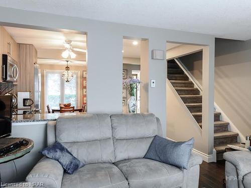 8-91 Avonwood Drive, Stratford, ON - Indoor Photo Showing Living Room