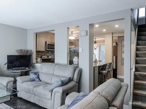 8-91 Avonwood Drive, Stratford, ON - Indoor Photo Showing Living Room