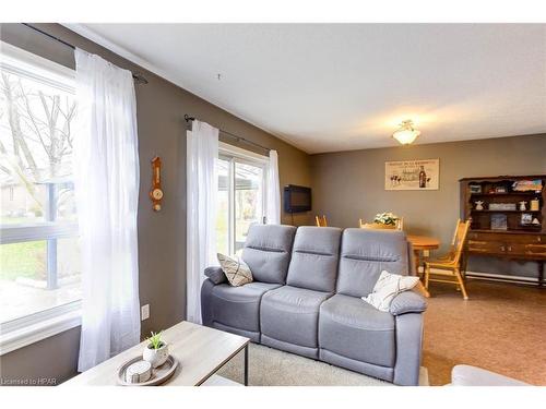 793 Lavery Street, Listowel, ON - Indoor Photo Showing Living Room