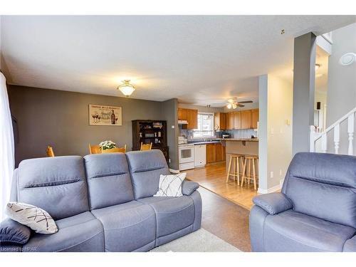 793 Lavery Street, Listowel, ON - Indoor Photo Showing Living Room