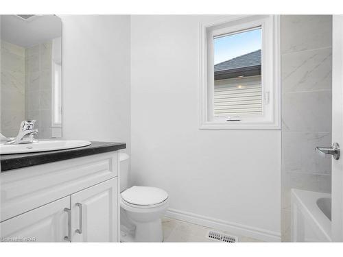 113 Delong Drive, Norwich, ON - Indoor Photo Showing Bathroom