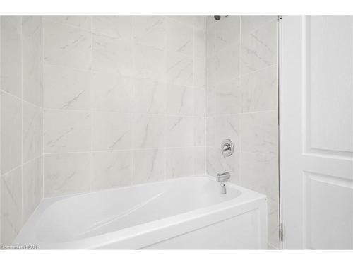 113 Delong Drive, Norwich, ON - Indoor Photo Showing Bathroom