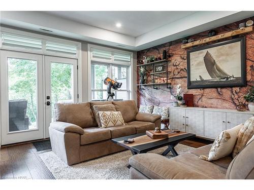 109-362 Fairview Street, New Hamburg, ON - Indoor Photo Showing Living Room