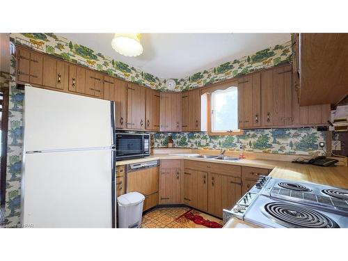 38113 Belgrave Road, Ashfield-Colborne-Wawanosh, ON - Indoor Photo Showing Kitchen With Double Sink