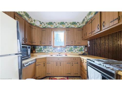 38113 Belgrave Road, Ashfield-Colborne-Wawanosh, ON - Indoor Photo Showing Kitchen With Double Sink