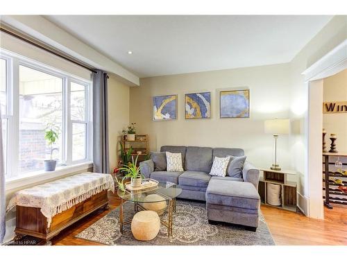 465 Albert Avenue N, Listowel, ON - Indoor Photo Showing Living Room