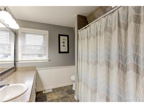 465 Albert Avenue N, Listowel, ON - Indoor Photo Showing Bathroom