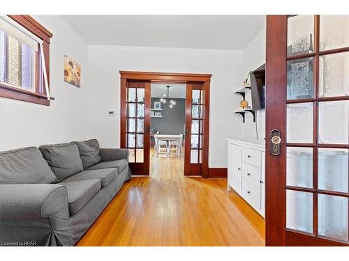 43 Louise Street, Stratford, ON - Indoor Photo Showing Living Room