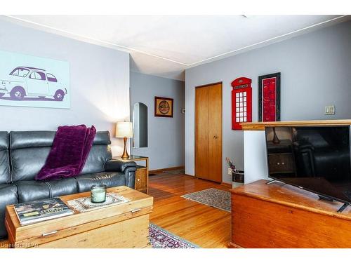 51 Gordon Street, Stratford, ON - Indoor Photo Showing Living Room