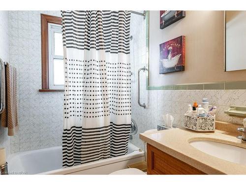 51 Gordon Street, Stratford, ON - Indoor Photo Showing Bathroom