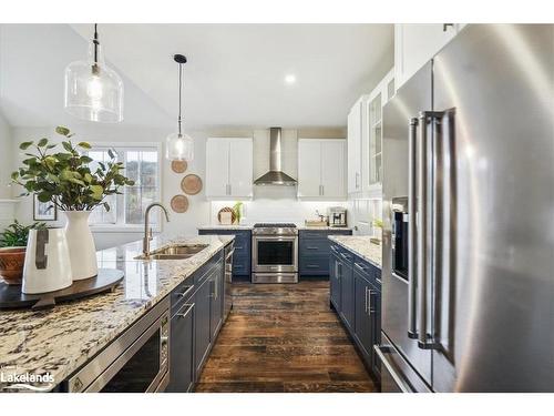 194 Courtland Street, The Blue Mountains, ON - Indoor Photo Showing Kitchen With Double Sink With Upgraded Kitchen