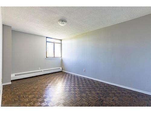 209-770 Hager Avenue, Burlington, ON - Indoor Photo Showing Other Room