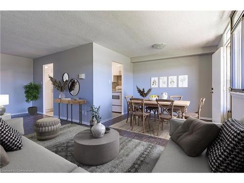 209-770 Hager Avenue, Burlington, ON - Indoor Photo Showing Living Room