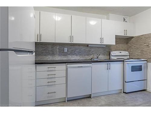 209-770 Hager Avenue, Burlington, ON - Indoor Photo Showing Kitchen