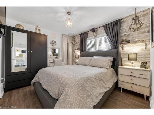 97 Bell Avenue, Hamilton, ON - Indoor Photo Showing Bedroom