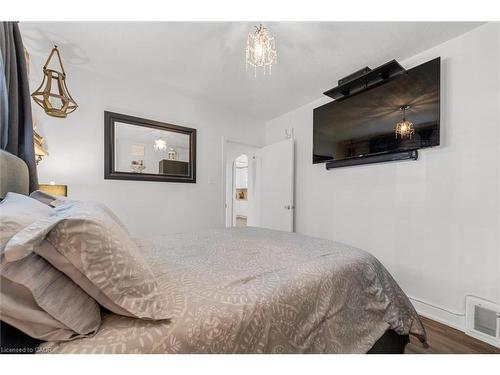 97 Bell Avenue, Hamilton, ON - Indoor Photo Showing Bedroom