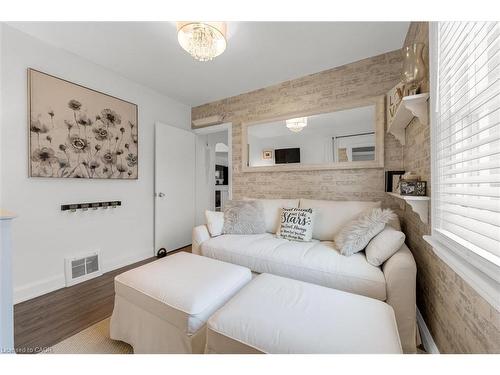 97 Bell Avenue, Hamilton, ON - Indoor Photo Showing Living Room