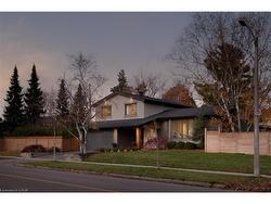 134 Fairwood Place W Burlington, ON L7T 4B6