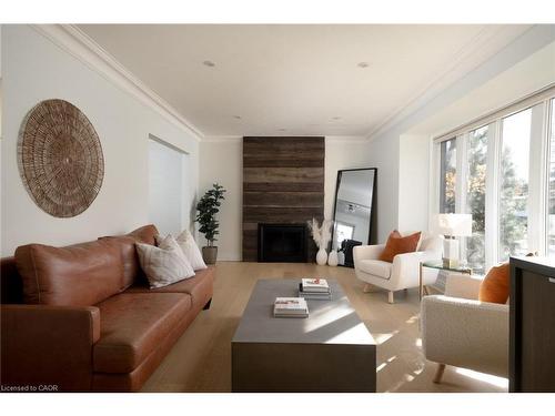 134 Fairwood Place W, Burlington, ON - Indoor Photo Showing Living Room With Fireplace