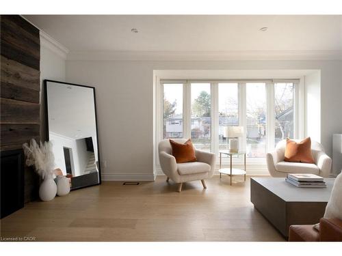 134 Fairwood Place W, Burlington, ON - Indoor Photo Showing Living Room