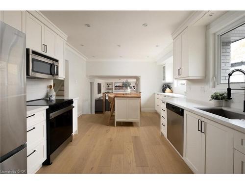 134 Fairwood Place W, Burlington, ON - Indoor Photo Showing Kitchen With Upgraded Kitchen