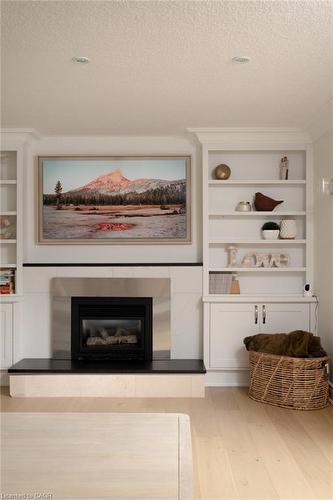 134 Fairwood Place W, Burlington, ON - Indoor With Fireplace