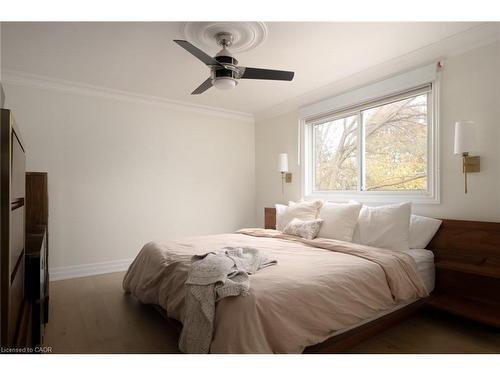134 Fairwood Place W, Burlington, ON - Indoor Photo Showing Bedroom