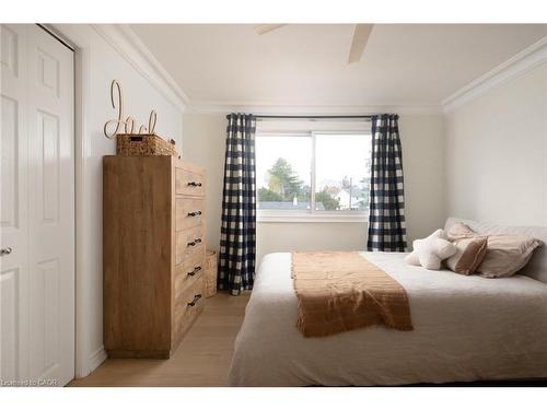 134 Fairwood Place W, Burlington, ON - Indoor Photo Showing Bedroom