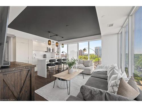 602-370 Martha Street, Burlington, ON - Indoor Photo Showing Living Room