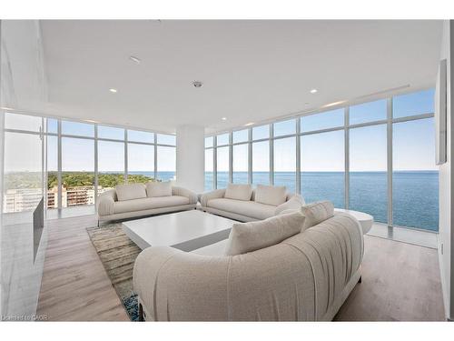 602-370 Martha Street, Burlington, ON - Indoor Photo Showing Living Room