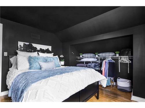 8 Warwick Road, Hamilton, ON - Indoor Photo Showing Bedroom