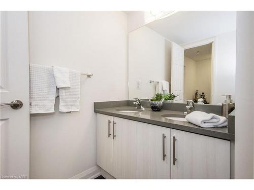 27-350 Fisher Mills Road, Cambridge, ON - Indoor Photo Showing Bathroom