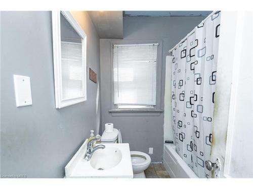 112 Dorothy Street, Welland, ON - Indoor Photo Showing Bathroom