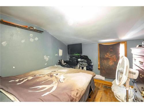 112 Dorothy Street, Welland, ON - Indoor Photo Showing Bedroom