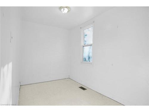 11 Broadway Avenue, Brockville, ON - Indoor Photo Showing Other Room