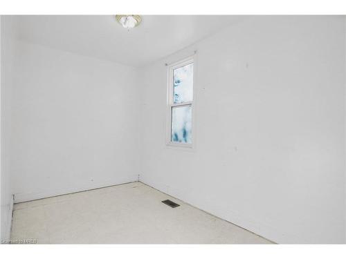 11 Broadway Avenue, Brockville, ON - Indoor Photo Showing Other Room