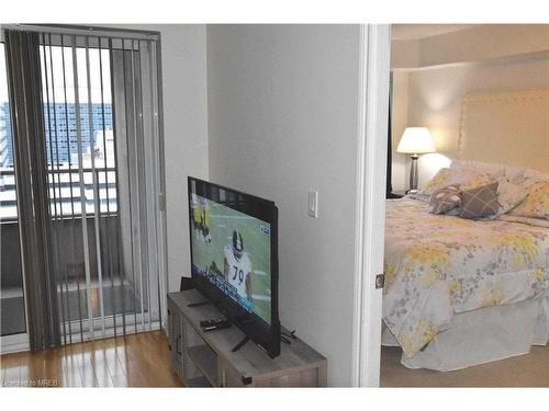 1435-250 Wellington Street W, Toronto, ON - Indoor Photo Showing Bedroom