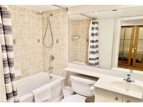 1435-250 Wellington Street W, Toronto, ON - Indoor Photo Showing Bathroom