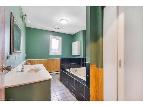 229 Hannah Street, Wardsville, ON - Indoor Photo Showing Bathroom