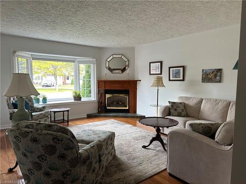 17-90 Burke Street, Penetanguishene, ON - Indoor Photo Showing Living Room With Fireplace