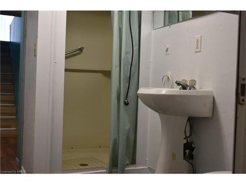 103 Albert St Street, Welland, ON - Indoor Photo Showing Bathroom